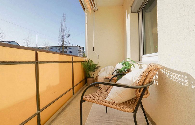 Zentral wohnen – helle 3-Zi-Wohnung mit hervorragender Verkehrsanbindung – provisionsfrei! – Balkon Wohnzimmer