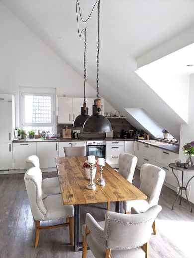 ++ EXCLUSIVES PENTHOUSE IN KORNTAL: BARRIEREFREI MIT AUFZUG - DACHTERRASSE MIT STADTBLICK ++ – Essbereich mit Küche
