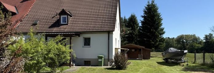 Casa bifamiliare ben tenuta con ampio terreno e due garage