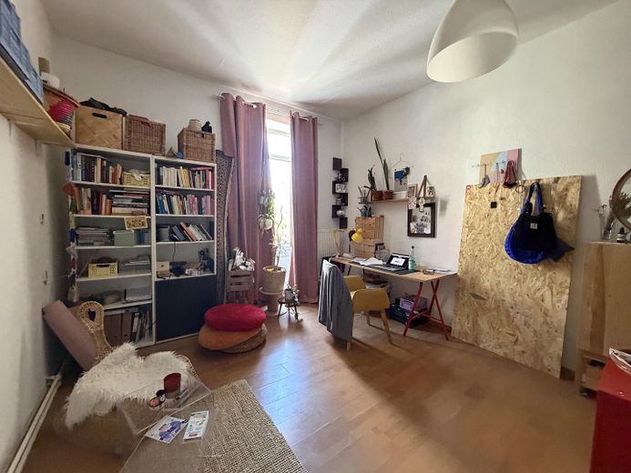 Appartamento centrale di 3 locali nel Nordend con cucina componibile e bagno con luce naturale – Zimmer 1