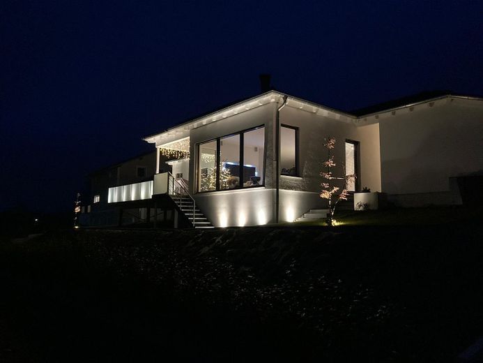 Außenansicht bei Nacht