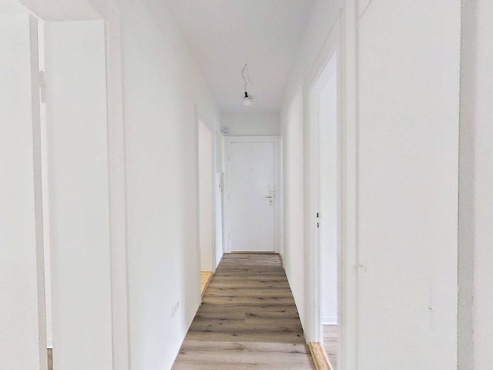 JETZT EINZIEHEN UND 1 KALTMIETE SPAREN: Helle 3-Zimmer-Wohnung mit BALKON und WANNENBAD – Flur