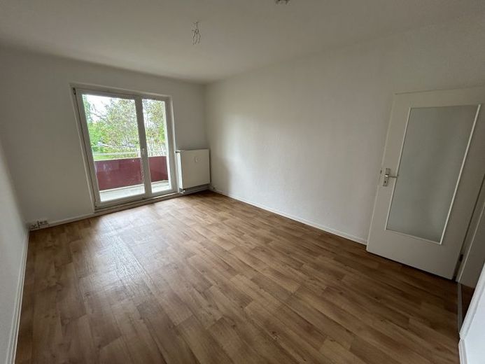 Schnell sein! Helle 3-Zimmer-Wohnung mit Balkon im Erdgeschoss! – Foto 1