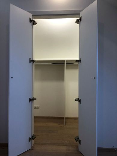 Exklusive Dachgeschosswohnung mit 2 Zimmern sowie Loggia in bevorzugter Lage von Plön – begehbarer Kleiderschrank