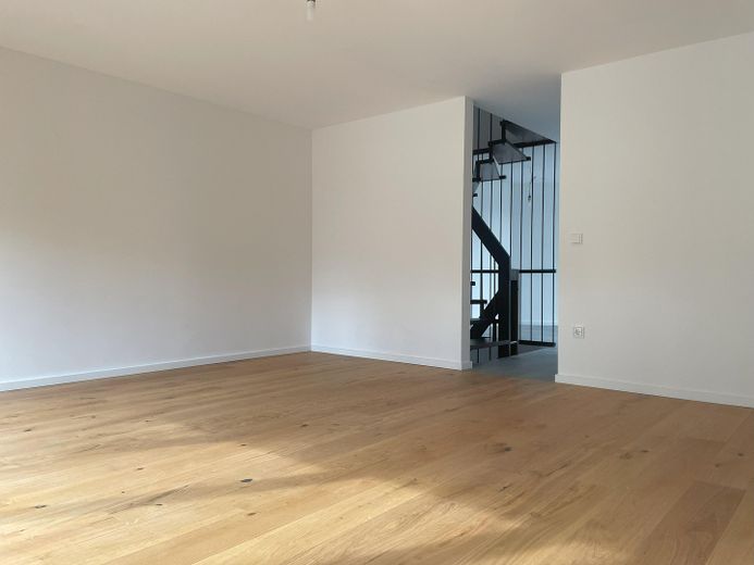 Blick vom Wohnzimmer zum Flur