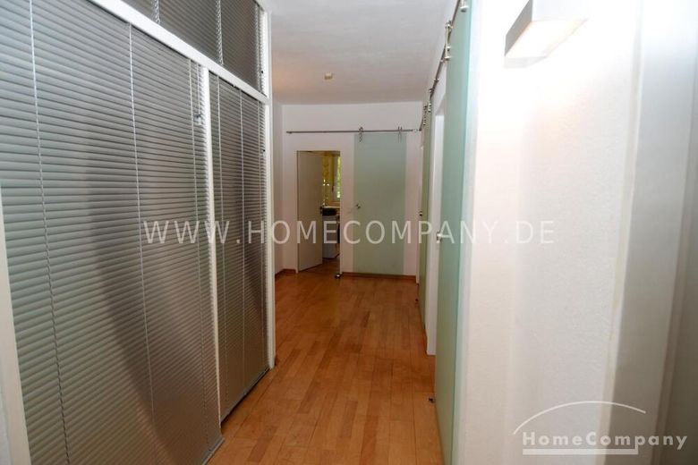 Helle und stilvoll möblierte Wohnung mit großem Balkon und Gartenblick – 6d71ad20ce5f9331a668b348c00c069d4a02dcee.jpg