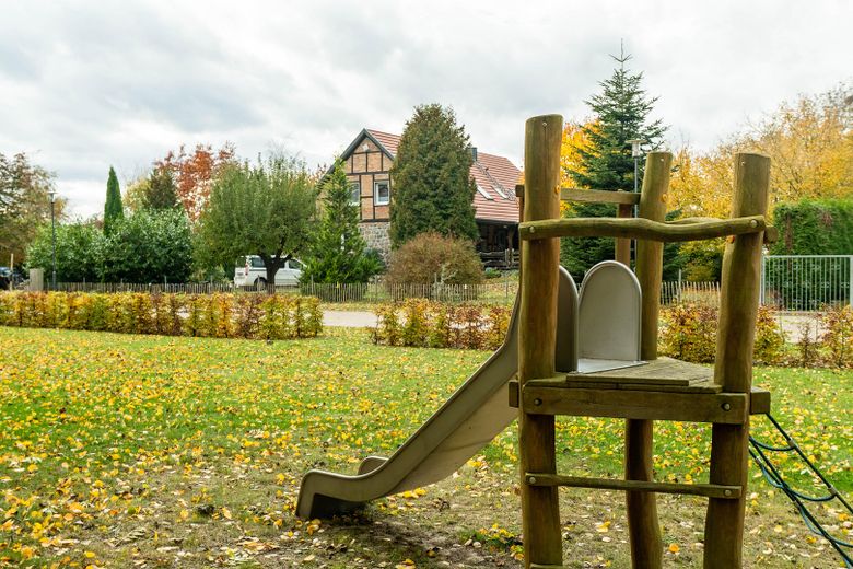 "Landhaustraum - viel Platz zur Selbstverwirklichung" – Spielplatz direkt vor dem Haus
