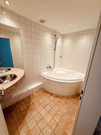 Maisonette-Traum in Alt-Weiden: Galerie, großzügige Dachterrasse und moderne Wärmepumpe – Badezimmer