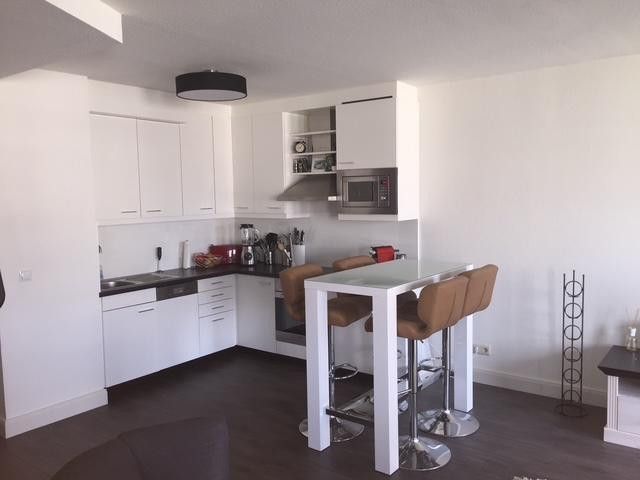 Loft an der Elbe mit Balkon und Blick auf den Elbtower, neben Hafencity – Küche