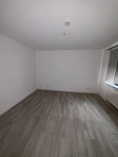 Balkonlu ve iyi ulaşım bağlantılarına sahip 2 odalı daire (63m²) – Schlafzimmer