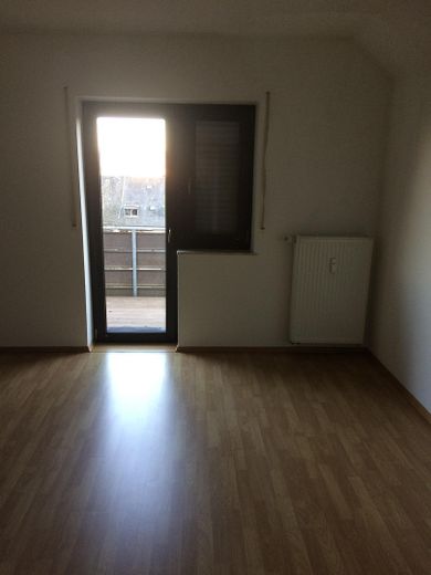 Schöne helle Dachgeschosswhg im Einfamilienhaus in Ehrang 3 ZK, großes Bad, großer Balkon – Elternschlafzimmer