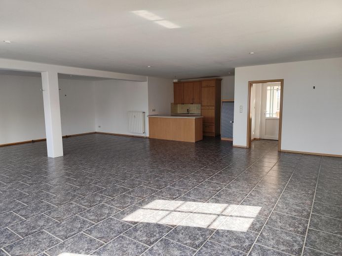 Locale luminoso con terrazza esposta a ovest, 85 mq, ad es. per ufficio, corsi, atelier, DISPONIBILE DA SUBITO! – Blick von West nach Ost
