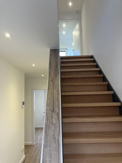 Zweitbezug nach Kernsanierung. Moderne & zentral gelegene 6-Zimmer Wohnung mit EBK – Treppe zum 2. OG