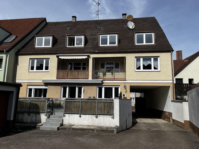 Mehrfamilienhaus in begehrter Lage mit Wertsteigerung durch Ausbaupotenzial – Hofansicht