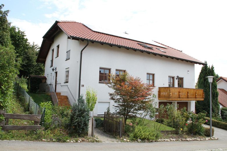 Traumwohnung m. Garten in bester Wohnlage Ende Sackgasse mit Blick in die Alpen mit PV Anlage – Aussenansicht