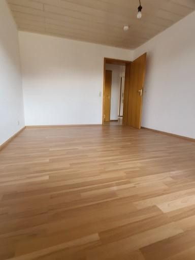 SOFORT BEZUGSFREI! Sehr geräumige lichtdurchflutete 4-Zi- Maisonette-Wohnung inkl. Balkon, Carport – Kinderzimmer