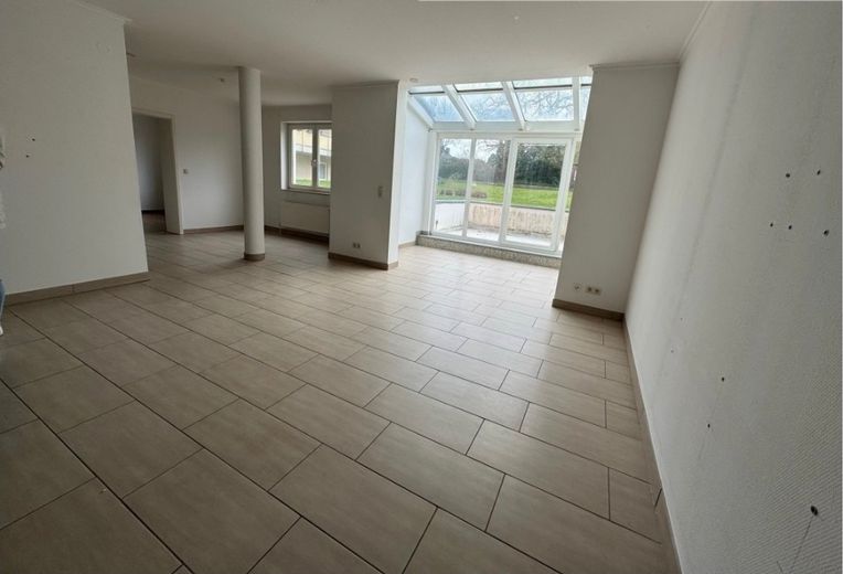 2-Zim.-Wohnung mit Wintergarten, Terrasse & neuer Einbauküche (Erstbezug nach Teilsanierung) – Wohnbereich mit Wintergarten