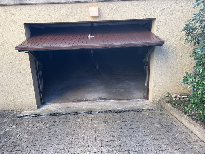 2,5 Zi-Wohnung Hochparterre mit Nord und Süd Balkon in ruhiger Lage, Tiefgarage, geringe Nebenkosten – Automat. Garagentor