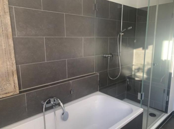 Modernisierter Winkel-Reihenbungalow mit uneinsehbaren Grundstück – Badewanne und Dusche