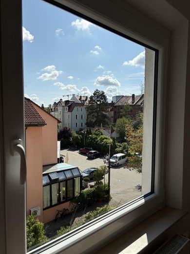 Abitare con stile nel cuore di Erlangen – affascinante appartamento d’epoca di 3 locali in una posizione privilegiata nel centro città – Ausblick Innenhof