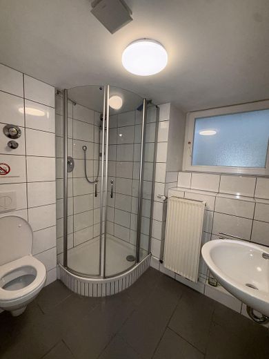 Modernes EFH mit Einliegerwohnung & Traumgarten | Provisionsfrei & bezugsbereit – Einliegerwohnung Badezimmer