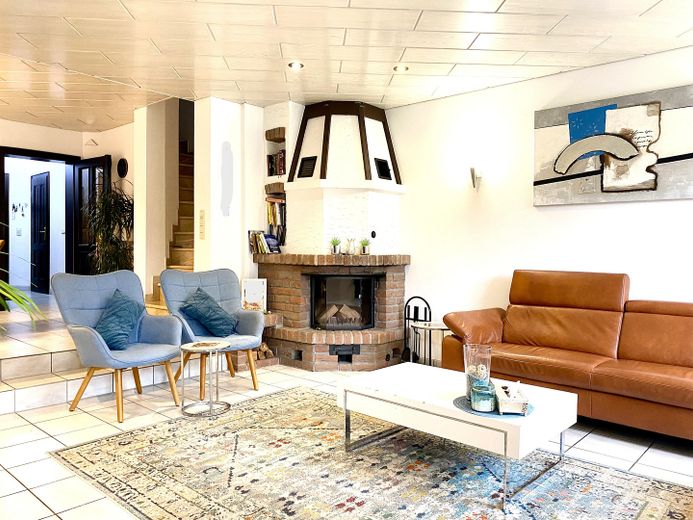 Wohnzimmer mit Kamin