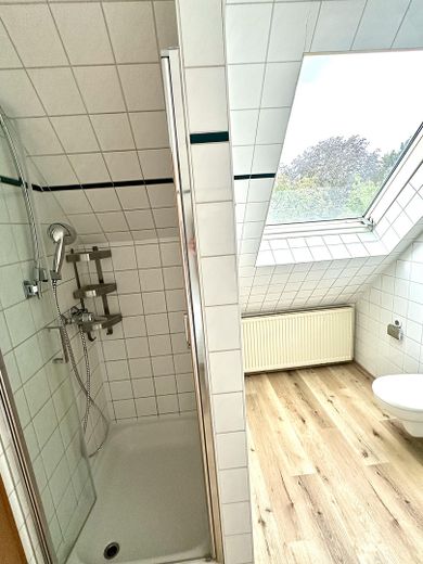 Helle 2-Zimmer-Whg. auf 2 Ebenen – ca. 70 m²–ruhig in Kirchhorst – Bad mit Dusche und Badewanne