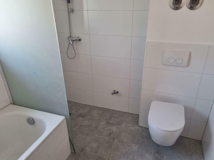 Kernsaniertes 6-Familienhaus mit Wärmepumpe, Garagen und Energieklasse A – Beispiel Wohnung Bad 2