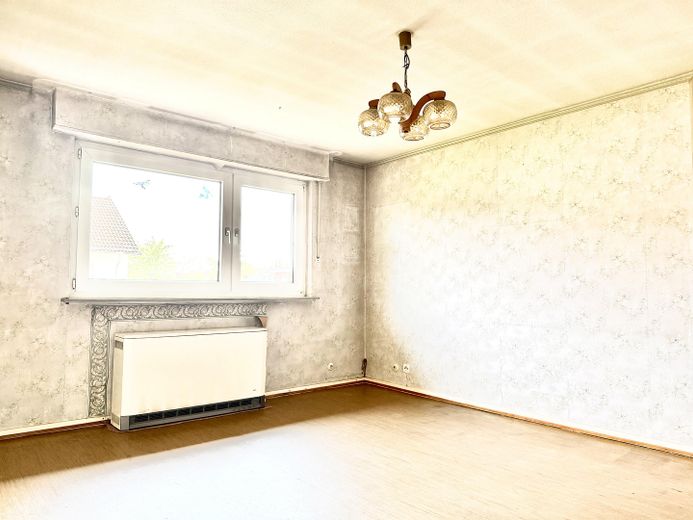 Investieren Sie in Ihre Zukunft: 3 Zimmerwohnung, große Küche + Stellplatz in angenehmer Wohnlage – Wohnzimmer