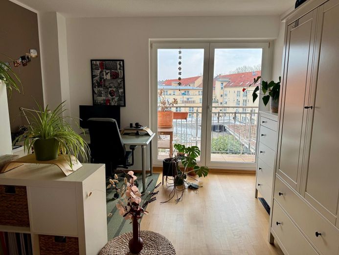 Helle und moderne 2-Zimmer-Eigentumswohnung direkt am Stadtpark – Schlafzimmer mit Nordbalkon