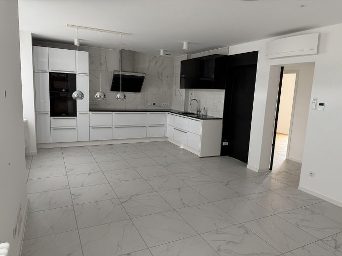 4-Zimmer SmartHome (Vollklimatisiert) - Kernsanierte Altbau-Wohnung mit Luxus Innenausstattung – Küche leer