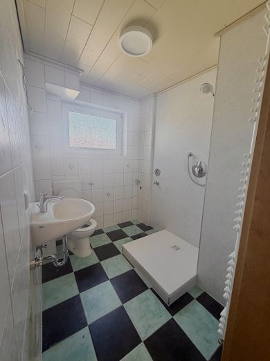 zentral gelegene, frisch renovierte 2-Zi. Wohnung – Bad