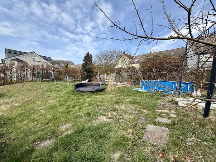 Fröndenberg-Mitte: Einfamilienhaus im Stadtgebiet - Es gibt viel zu tun, packen Sie es an! – Gartengrundstück