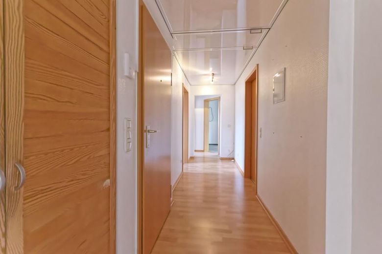 SENZA PROVVIGIONE: Luminoso appartamento di 4 locali a OB-Sterkrade -Eccellenti condizioni energetiche! – Flur