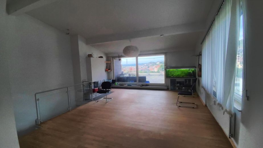 3-Zimmer Maisonette Wohnung in Stuttgart Süd mit grosser Terrasse, Aussicht und Garage – Wohnzimmer OG