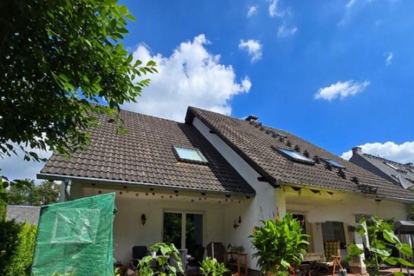 Ampia casa con appartamento indipendente, garage doppio e grande giardino a Reichenbrand