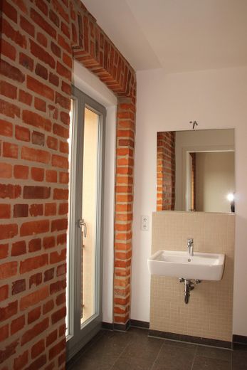 Abitare con stile in una casa a risparmio energetico – Bad mit Sichtmauerwerk