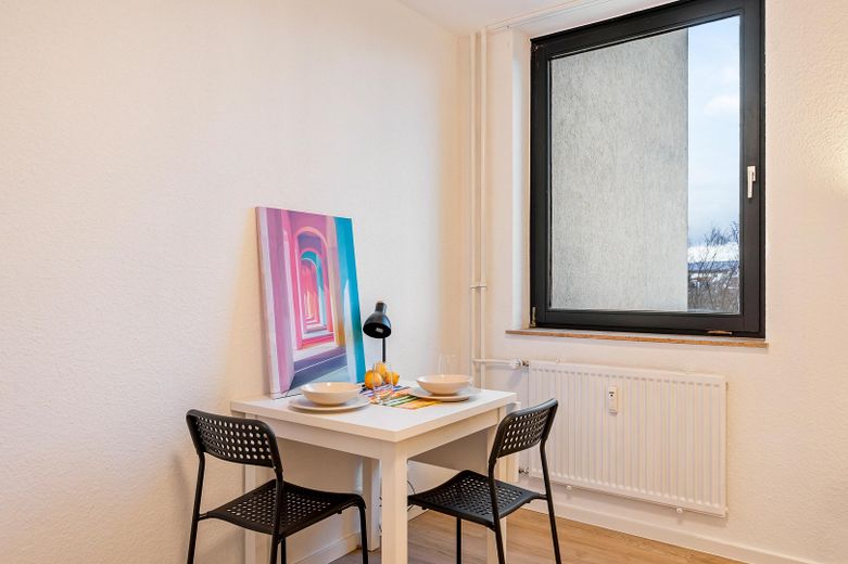5,3% Rendite, helle neu renovierte, vermietete Wohg. inkl. Möbel, mit Stellpl. ohne Makler, #3003 – Essbereich mit Stühlen