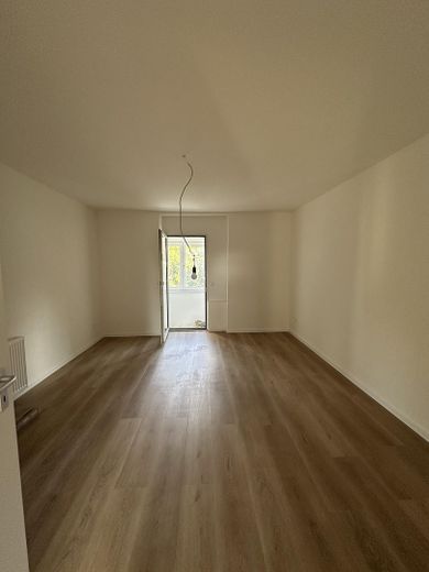 Frisch renovierte 4-Zimmer Wohnung in Essen-Frohnhausen – Wohnzimmer_1.3