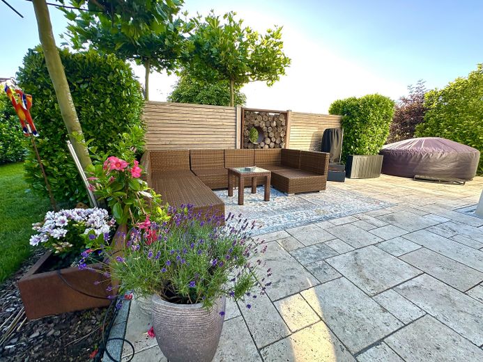 Neuw. Wohntraum mit Wellnessgarten in ruhiger Lage - Nahe A94 – Terrasse mit Sitzecke