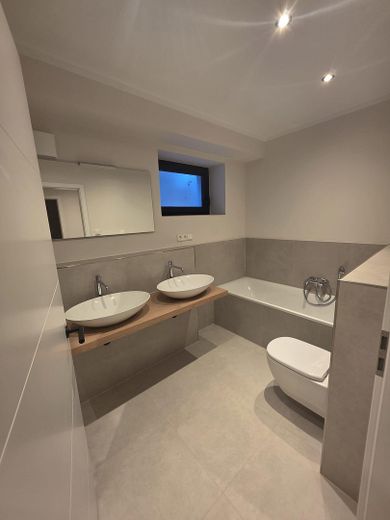Новобудова, перше заселення – Badezimmer mit Fenster und Dop