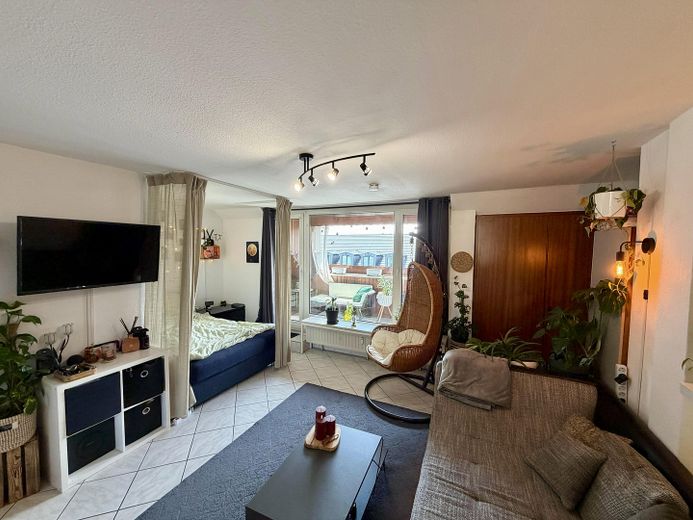 Prachtig appartement op de zolderverdieping met grote loggia, parkeerplaats in rustige ligging en ca. 6 % rendement – Wohnbereich