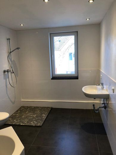 Affascinante appartamento duplex con 5 locali e terrazza sul tetto a Mechernich – Libero dal 01.11.2026 – Vollbad Dusche