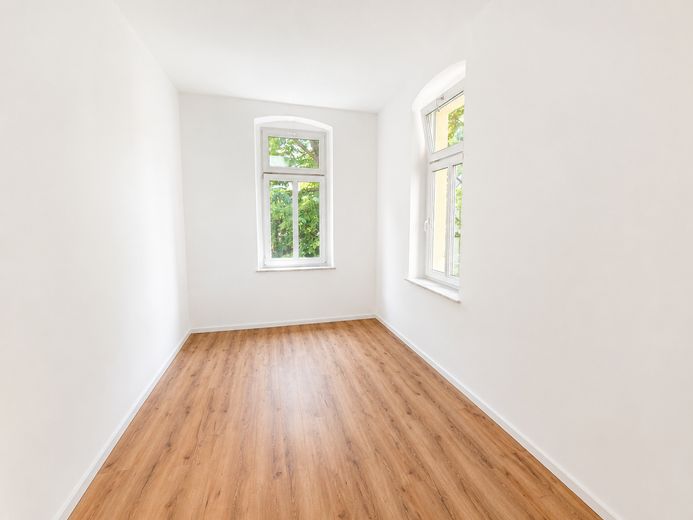 Kernsanierte 4-Zimmer-Wohnung mit moderner Einbauküche in zentraler Lage – Schlafzimmer 