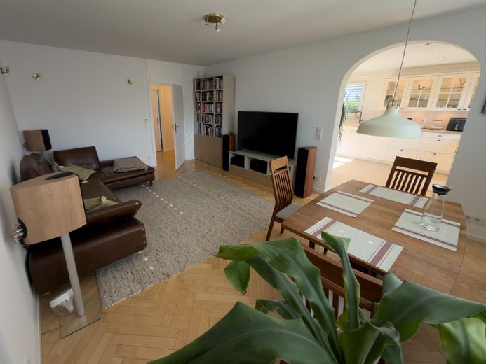 Provisionsfrei: 4-Zimmer-EG-Wohnung mit 300 m² Privatgarten, Süd-West-Terrasse, nur 2 Parteien – Wohnzimmer