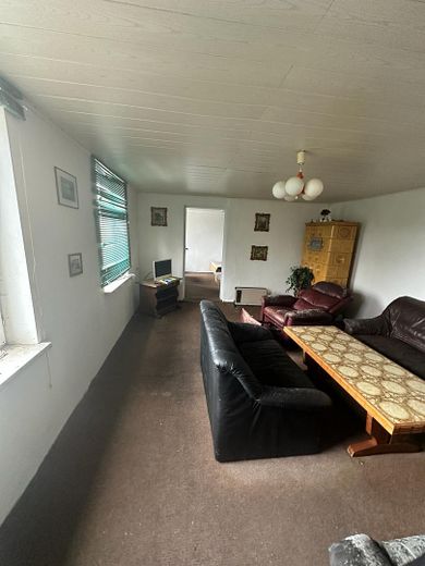 Investmentchance auf Rügen: Mehrfamilienhaus + ca. 3.087 m² Grundstück, Wasser-/Ostseenähe – Zimmer