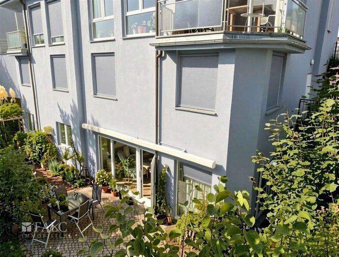 Gartenwohnung mit Hauscharakter - Terrasse, großer Garten &amp; Kamin in naturnaher Lage – Außenansicht