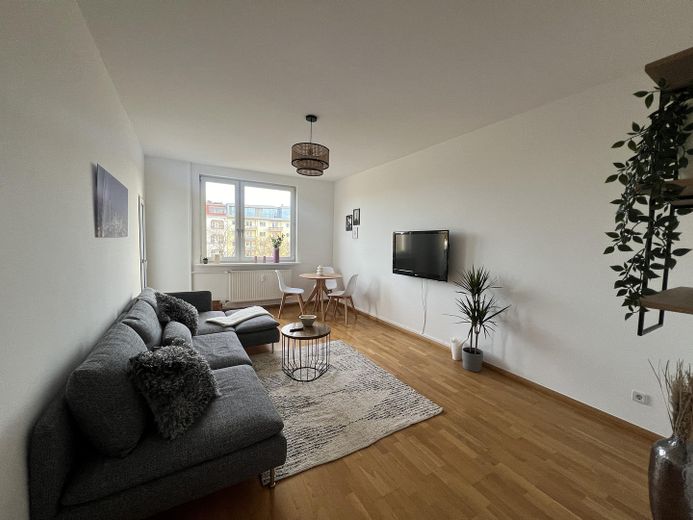 de particulier : libre d’occupation ou rendement de 5 %, emplacement privilégié : appartement 2 pièces avec balcon, ascenseur, place de parking, à proximité du canal – Wohnzimmer Blick von Tür