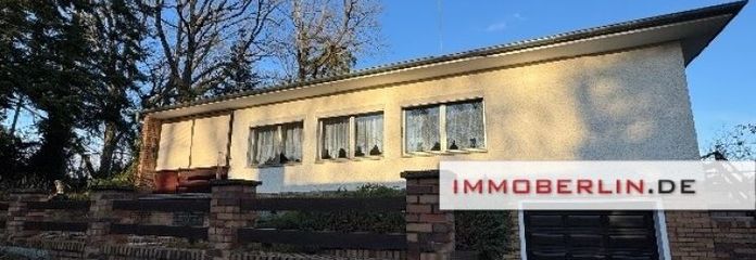 IMMOBERLIN.DE - Sympathischer Bungalow mit Potenzial, Garage & Nebengebäude in naturschöner Lage