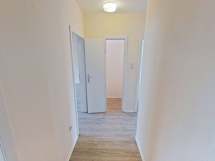 SPARAKTION: Komfortable 3-Zimmer-Wohnung mit überdachtem BALKON und Tageslichtbad mit Dusche und Badewanne – Ansicht I: Flur